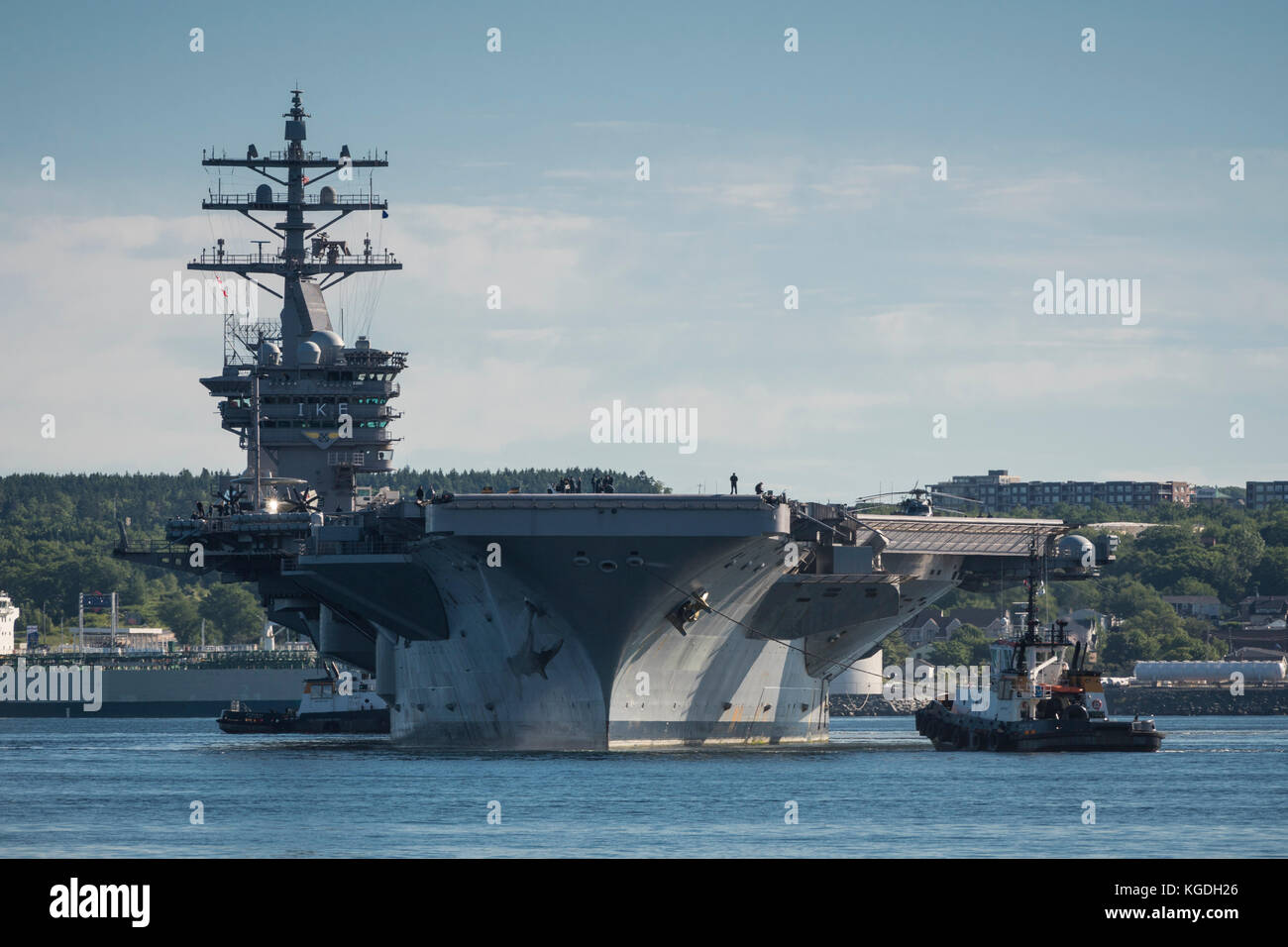 United States Navy (USN) trasportatore nucleare (CVN) DWIGHT D. EISENHOWER nel porto di Halifax, Nova Scotia, Canada. Foto Stock