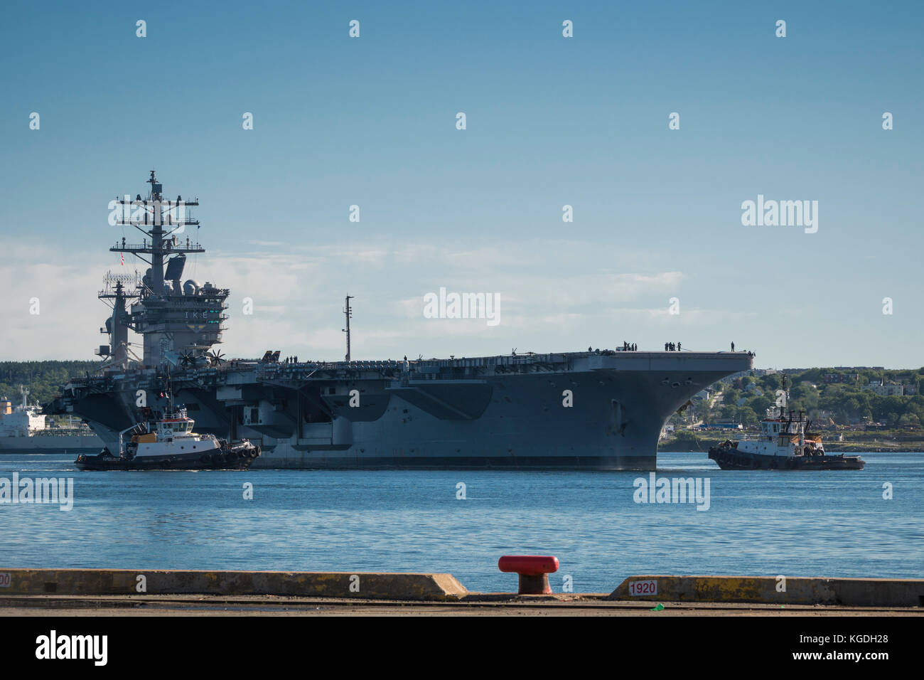 United States Navy (USN) trasportatore nucleare (CVN) DWIGHT D. EISENHOWER nel porto di Halifax, Nova Scotia, Canada. Foto Stock