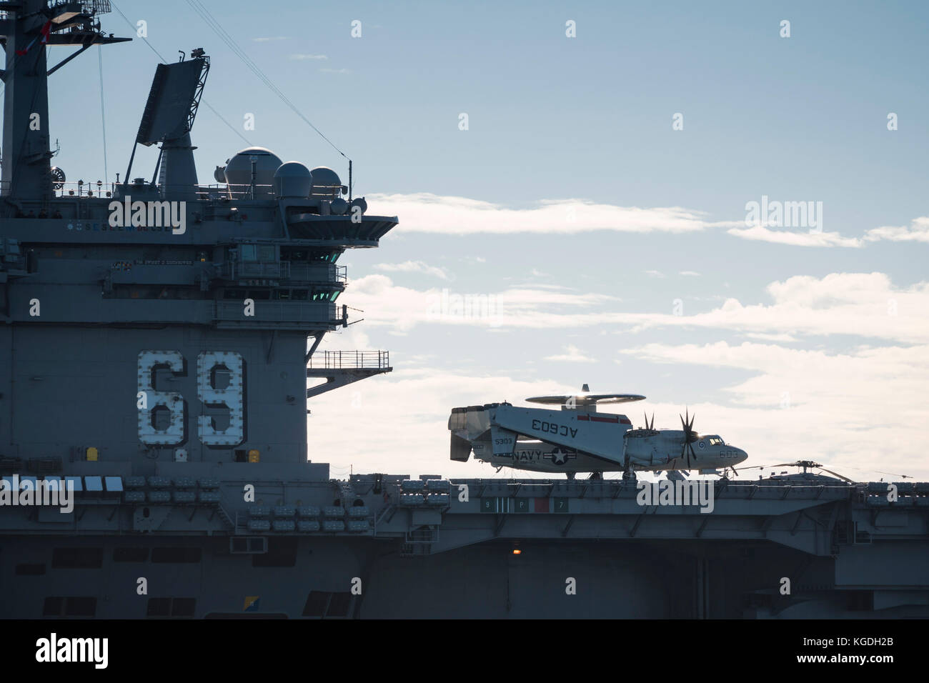 United States Navy (USN) trasportatore nucleare (CVN) DWIGHT D. EISENHOWER nel porto di Halifax, Nova Scotia, Canada. Foto Stock