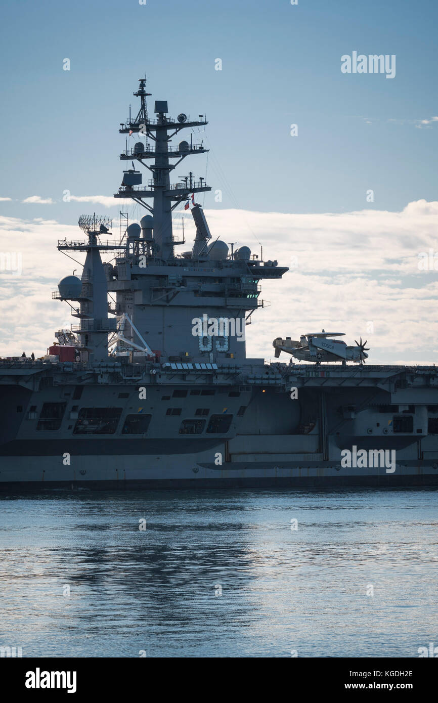 United States Navy (USN) trasportatore nucleare (CVN) DWIGHT D. EISENHOWER nel porto di Halifax, Nova Scotia, Canada. Foto Stock