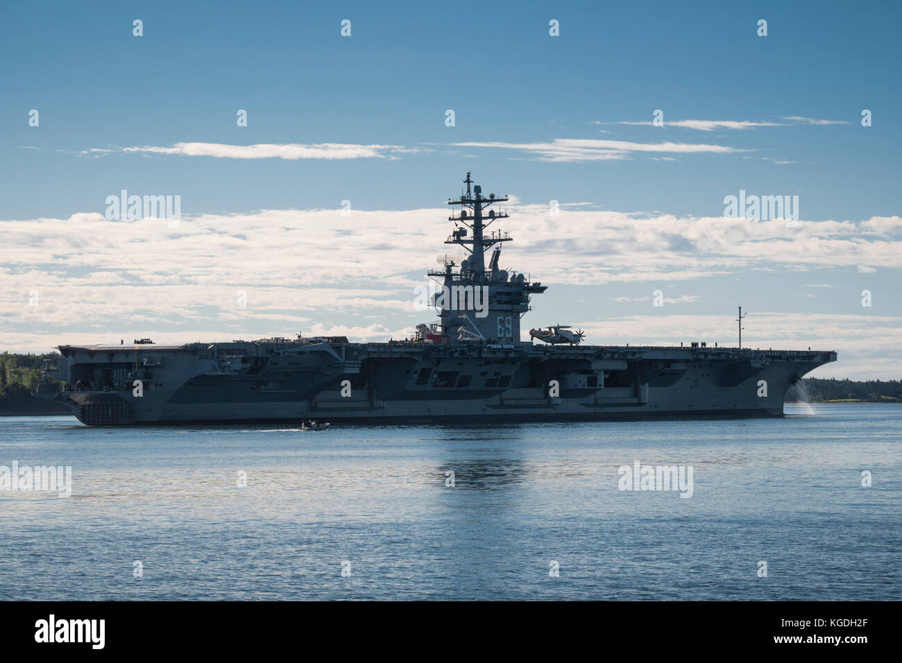 United States Navy (USN) trasportatore nucleare (CVN) DWIGHT D. EISENHOWER nel porto di Halifax, Nova Scotia, Canada. Foto Stock