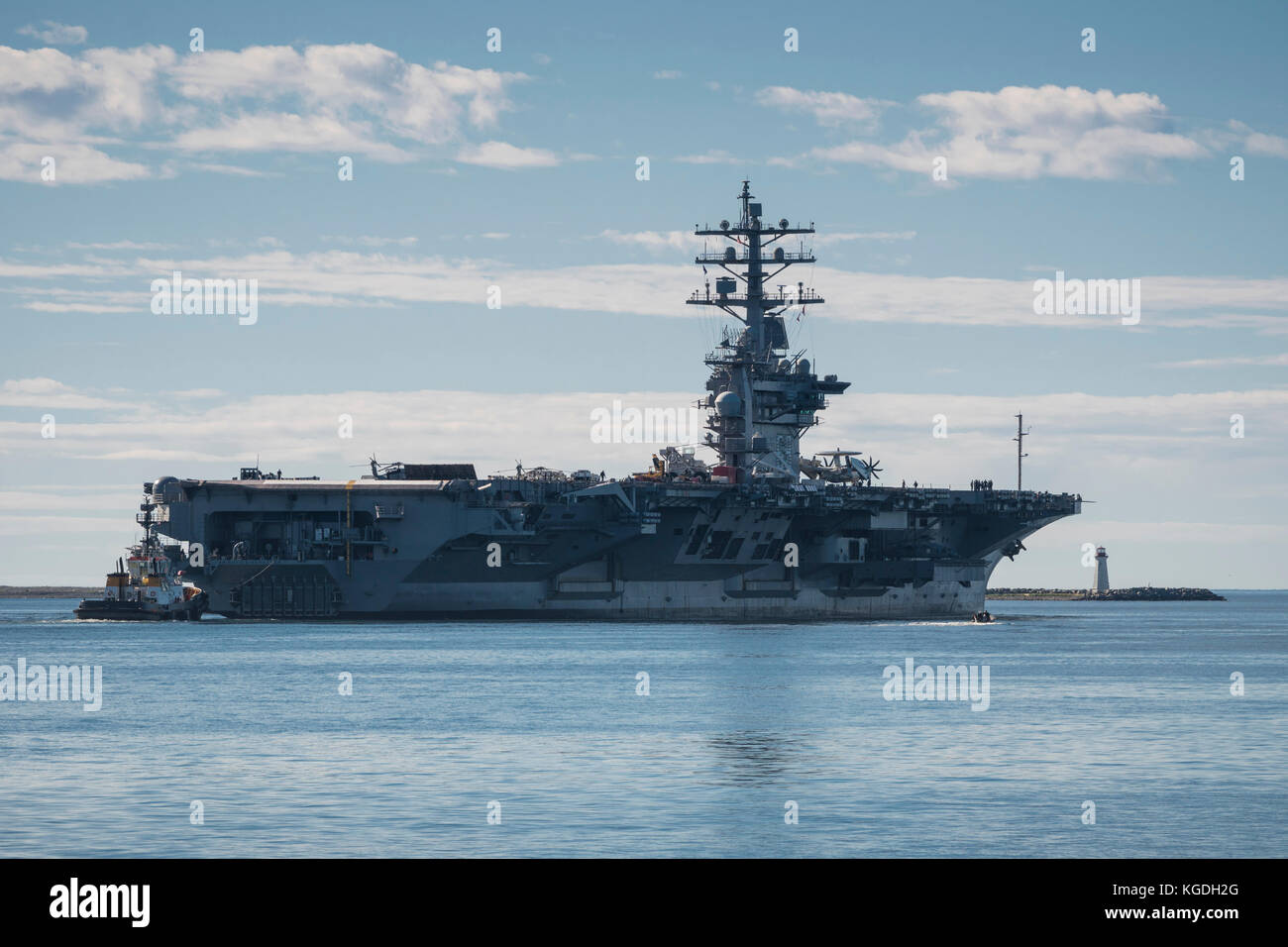 United States Navy (USN) trasportatore nucleare (CVN) DWIGHT D. EISENHOWER nel porto di Halifax, Nova Scotia, Canada. Foto Stock
