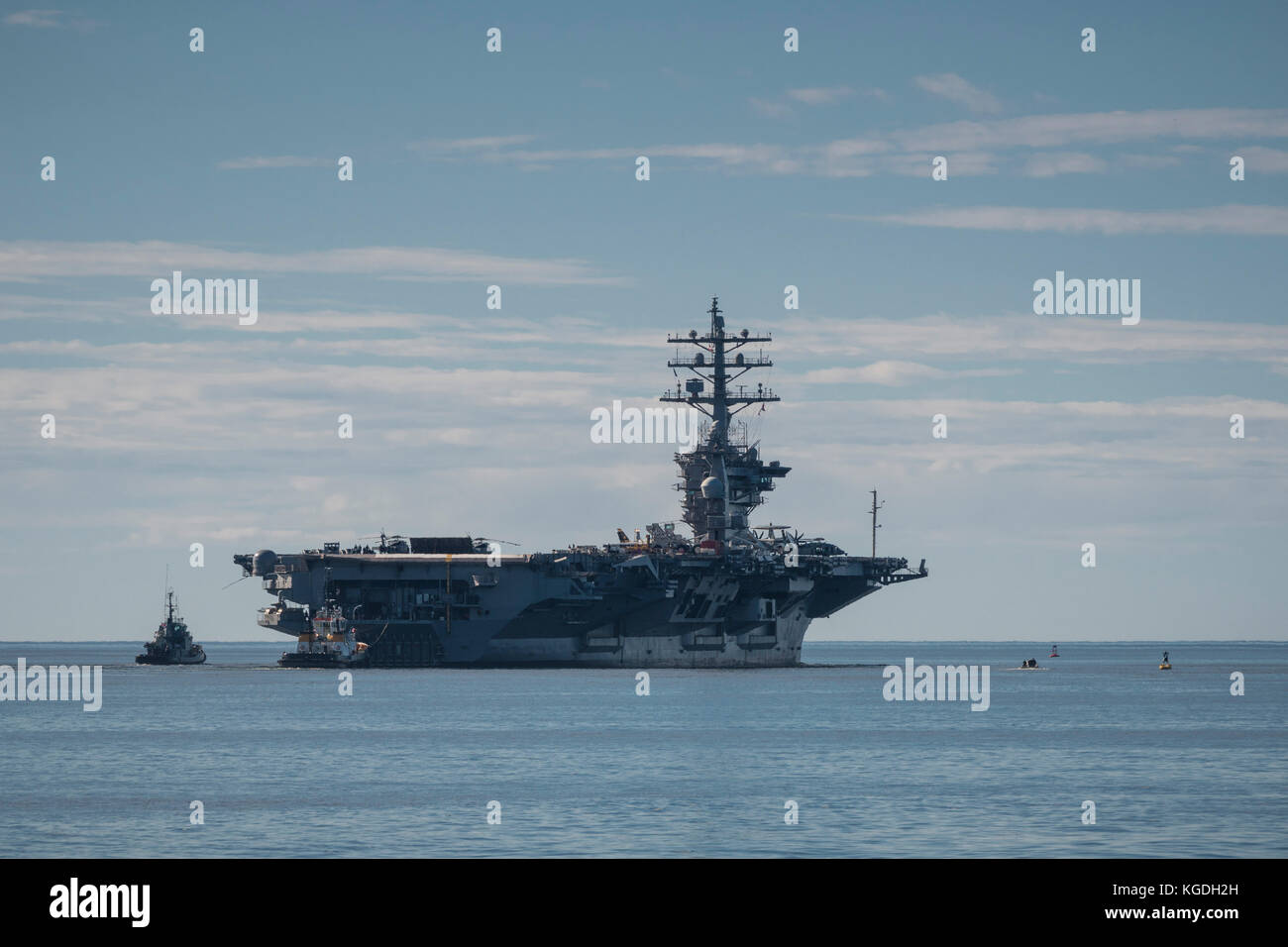 United States Navy (USN) trasportatore nucleare (CVN) DWIGHT D. EISENHOWER nel porto di Halifax, Nova Scotia, Canada. Foto Stock