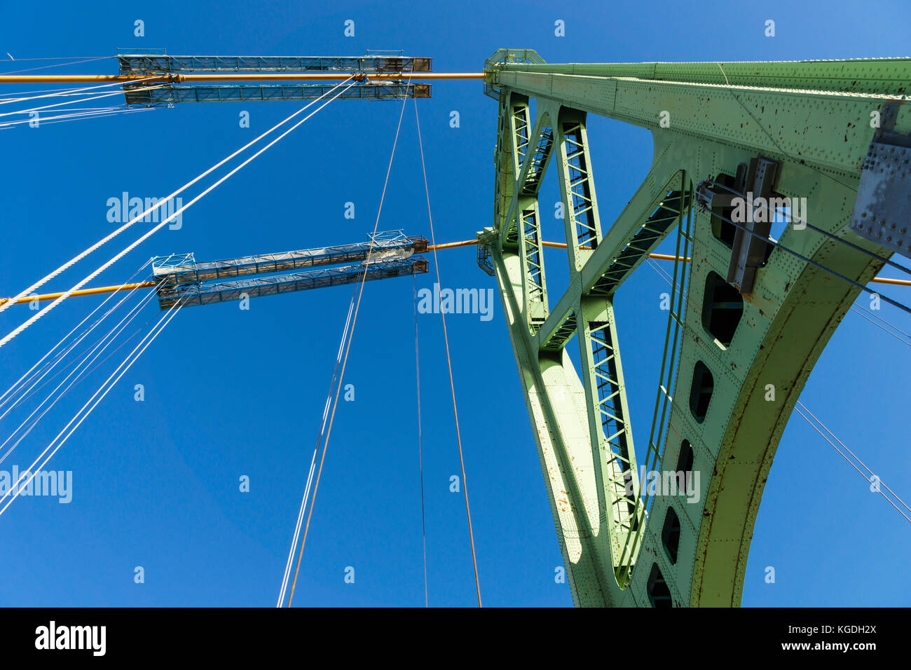 Una torre sull'Angus L. Macdonald Bridge di Halifax, Nuova Scozia, Canada. Foto Stock