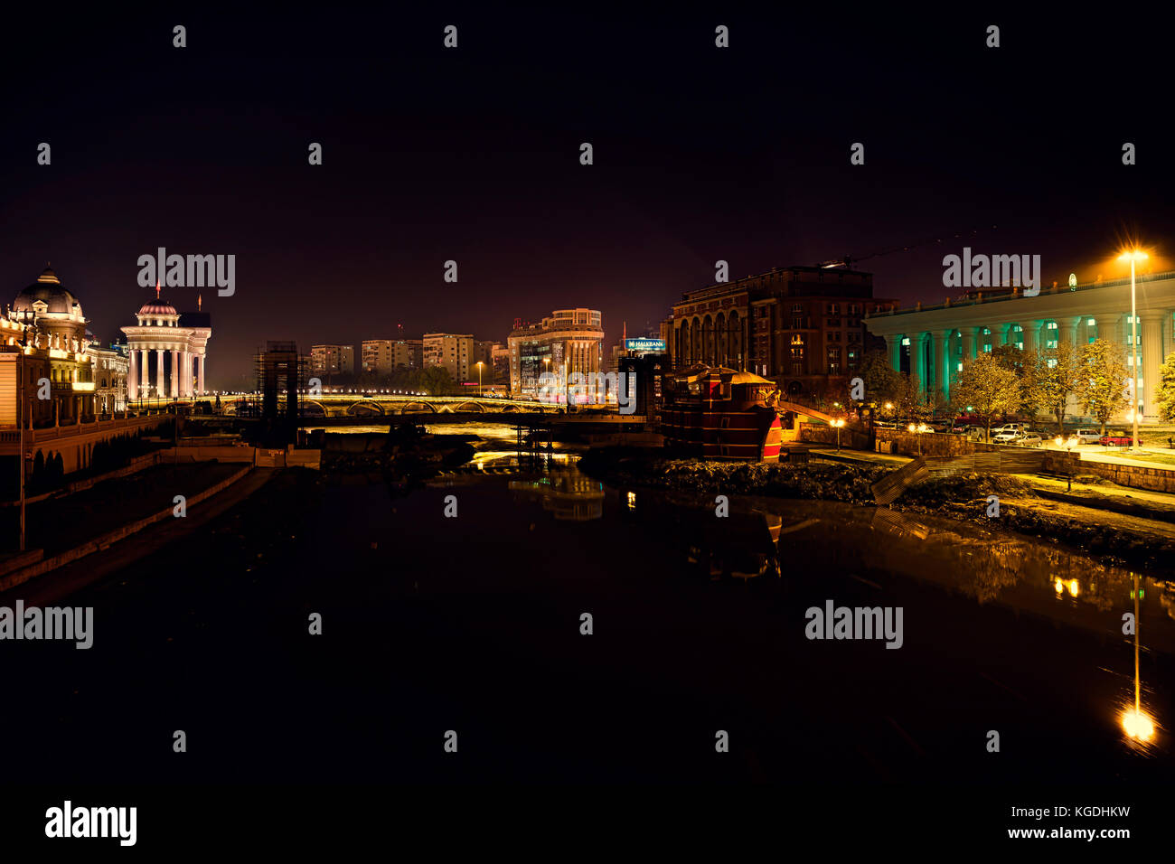 Colorata notte visual a Skopje. Foto Stock