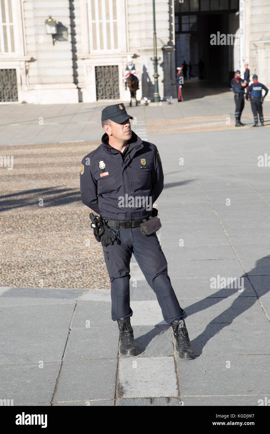 Polizia e militari nella parte anteriore del Palacio Real Royal Palace, Madrid, Spagna Foto Stock