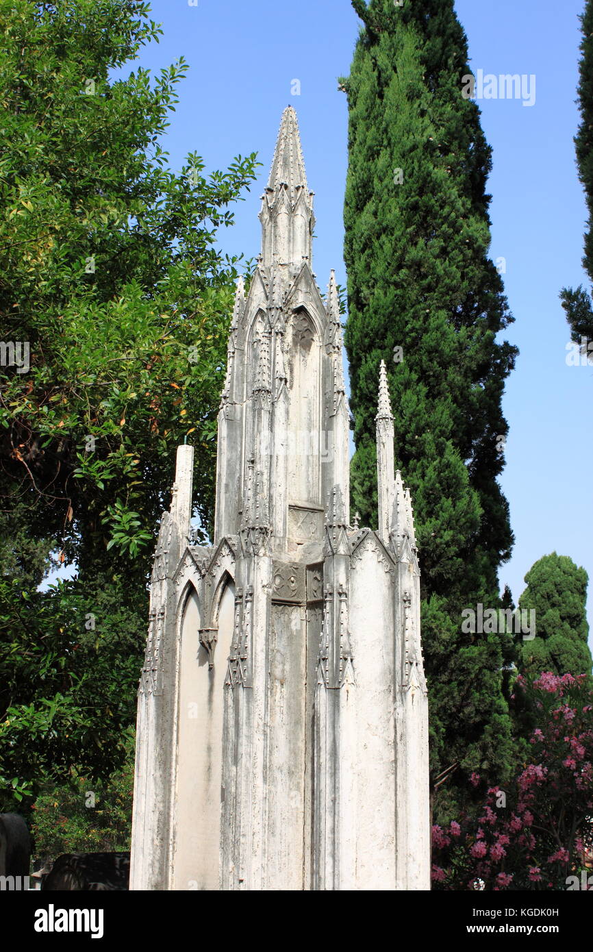 Pinnacle gotico su un terreno di seppellimento Foto Stock