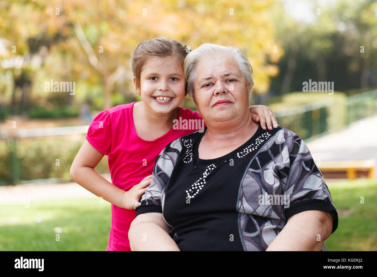 Nonna e nipote in giardino. composizione orizzontale. Foto Stock
