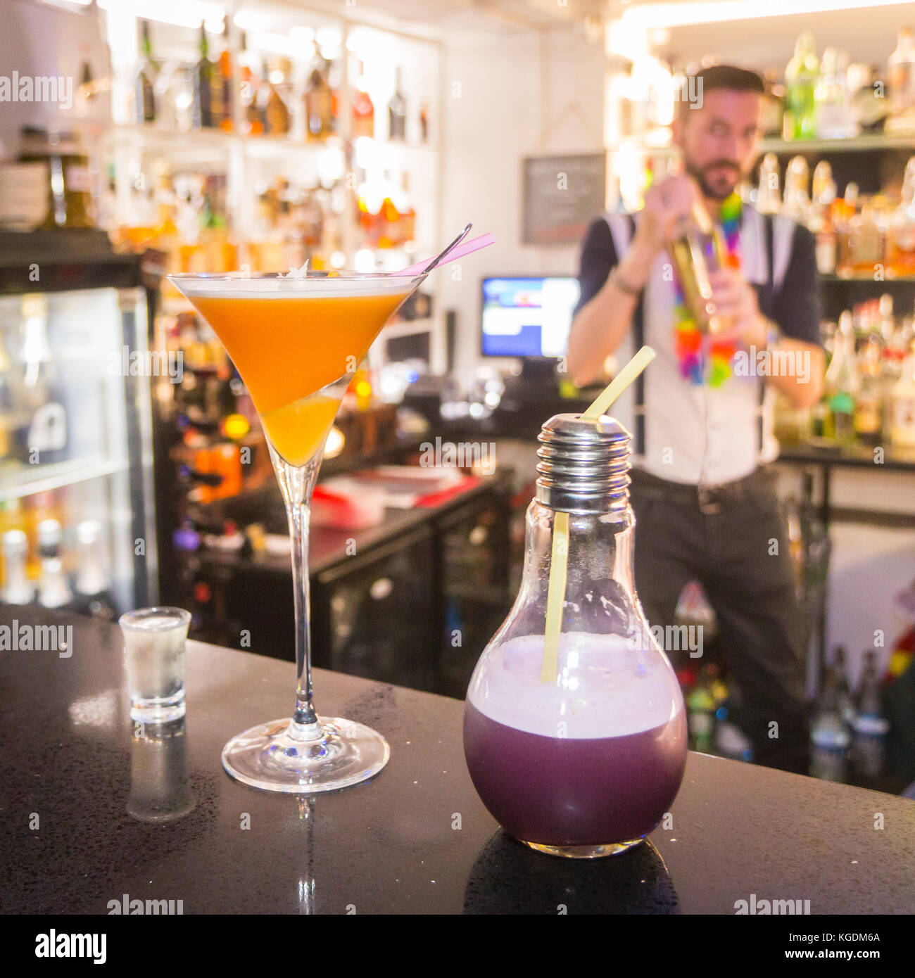 Close up di cocktail con il barman in background Foto Stock