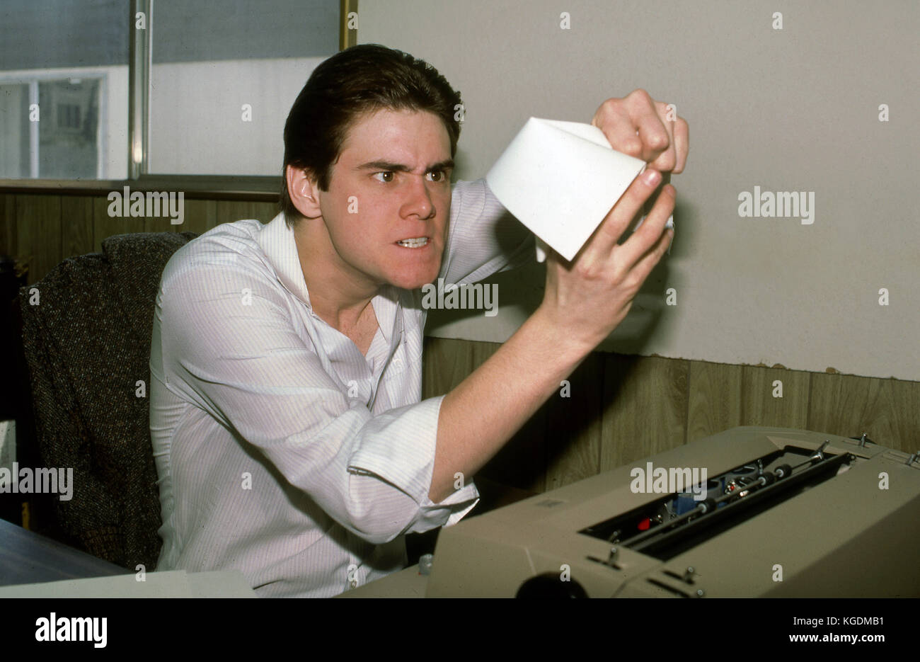 Un giovane Jim Carrey goofing intorno in un ufficio Foto Stock