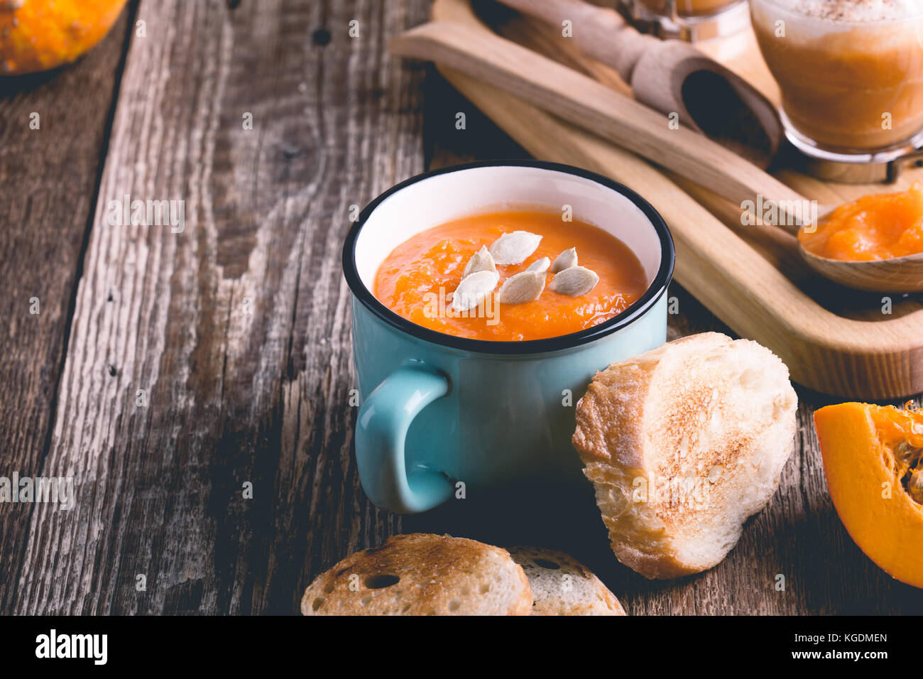 Zuppa di zucca e zucca spice latte con panna e torta di zucca spezie, caduta tradizionali piatti preferiti Foto Stock