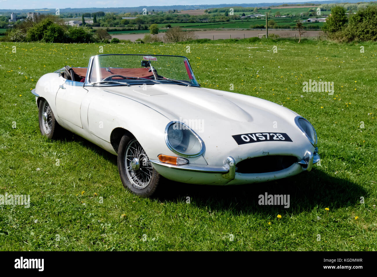 Una classica vettura a motore Jaguar e Type Westbury al 2017 Transport and Vintage Gathering, Bratton, Wiltshire, Regno Unito. Foto Stock