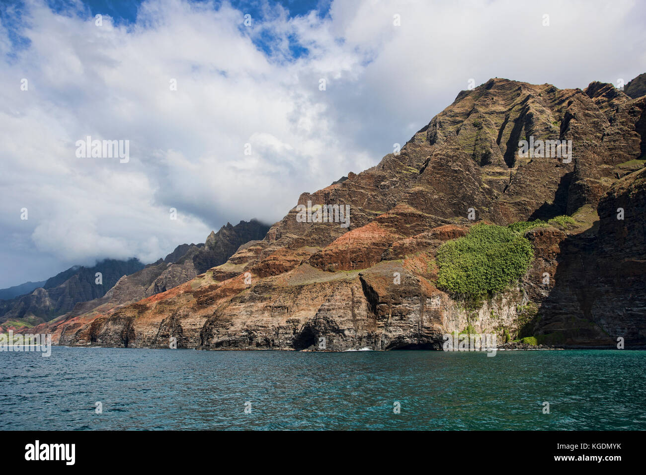 Costa di Na Pali Kauai Hawaii. Isola Giardino. Montagna vulcanica di geologia. Economia del turismo è basato. Tourist Godetevi la spiaggia e il clima caldo. Foto Stock