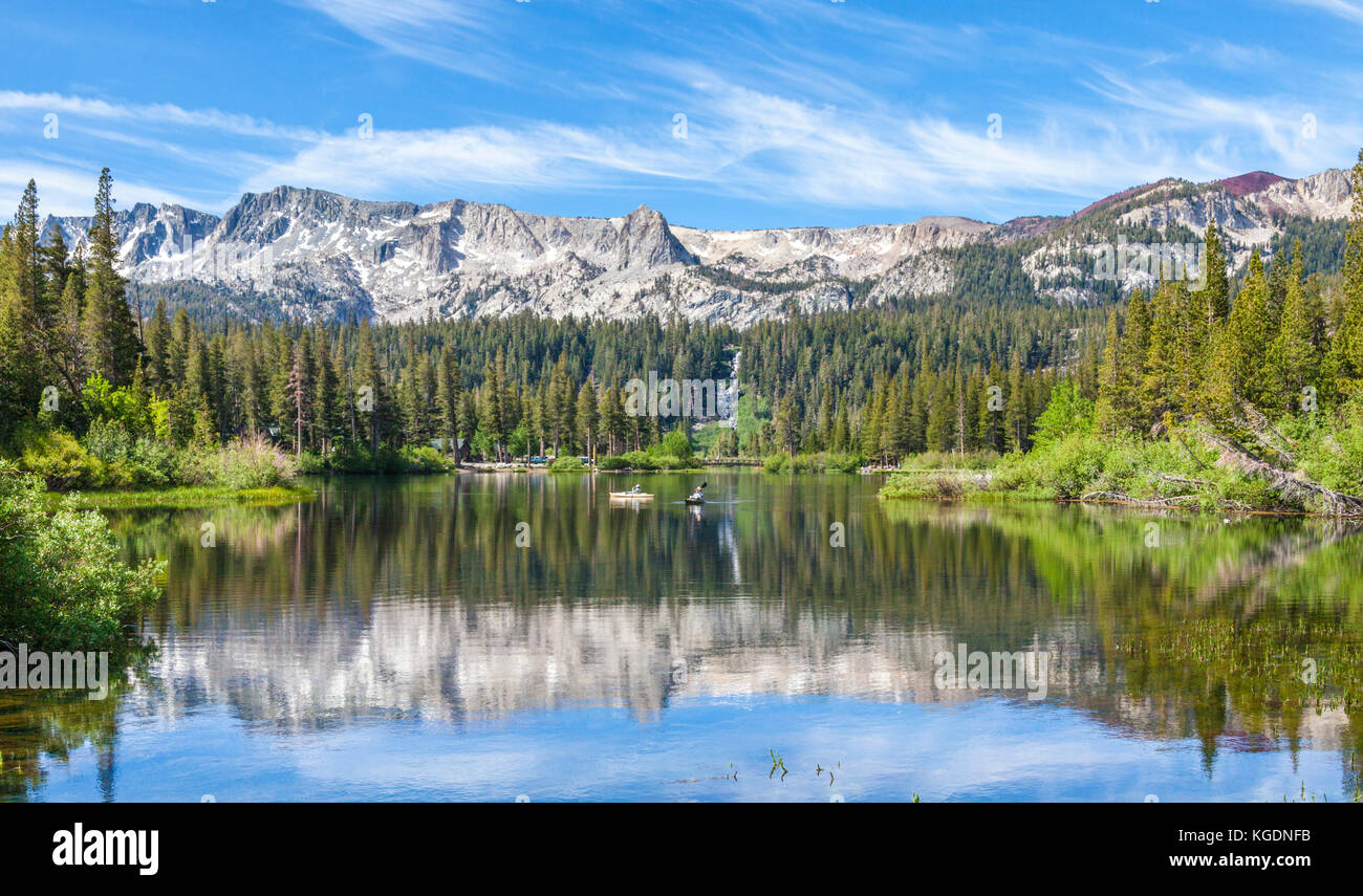 I kayak esplorano i Twin Lakes nel bacino dei Mammoth Lakes a Mammoth Lakes, California Foto Stock