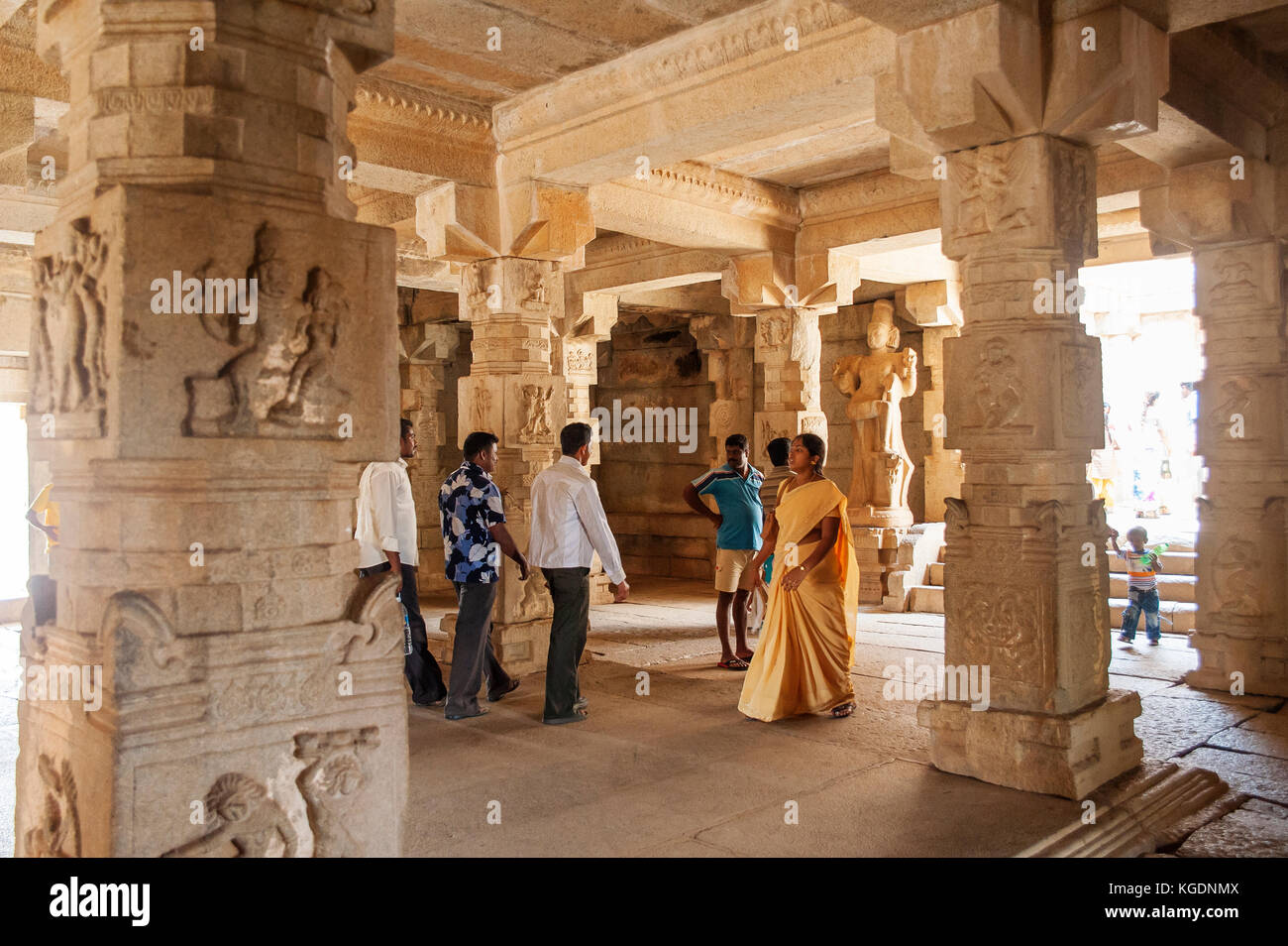 Gli indiani in visita Tempio Vittala, Hampi, Karnataka, India Foto Stock