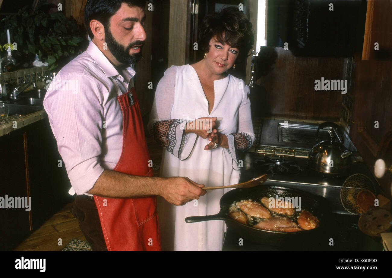 Elizabeth Taylor riceve una lezione di cucina nella sua casa di cucina nel Bel Air dallo chef Nick Grippo, Foto Stock