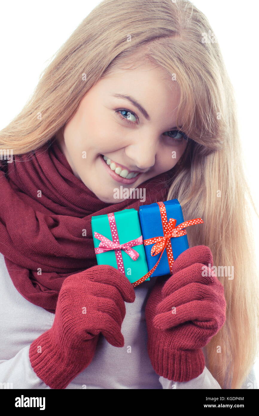 Foto d'epoca, donna sorridente in guanti di lana avvolto di contenimento dei regali con nastri per natale, Valentino, compleanno o altra celebrazione, backgr bianco Foto Stock
