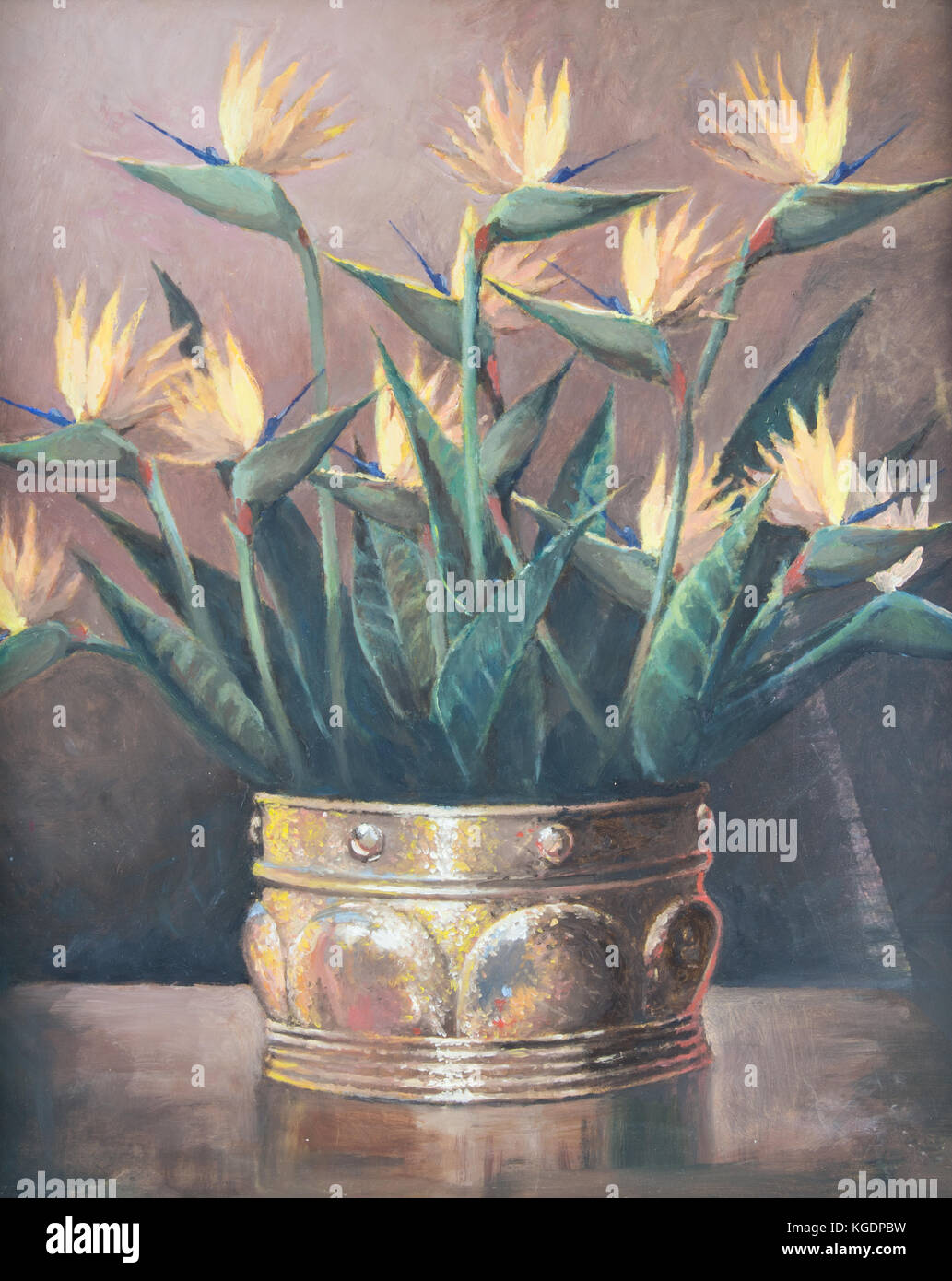 Olio originale pittura su tela - ancora in vita con strelitzia reginae arancio fiori in vaso di rame pentola su sfondo marrone Foto Stock