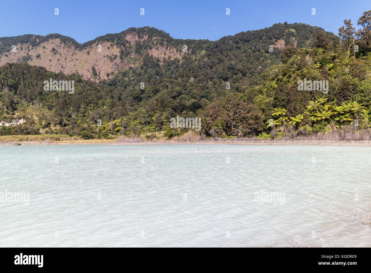 Il lago di zolfo o talaga bodas, sul vulcano galunggung in garut vicino a Bandung nell isola di Giava dell Indonesia Foto Stock
