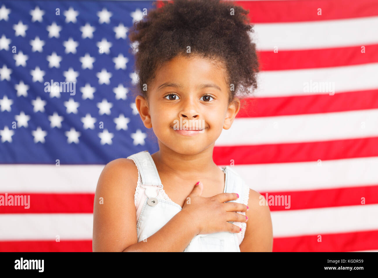 African-american bambina con bandiera americana su uno sfondo Foto Stock