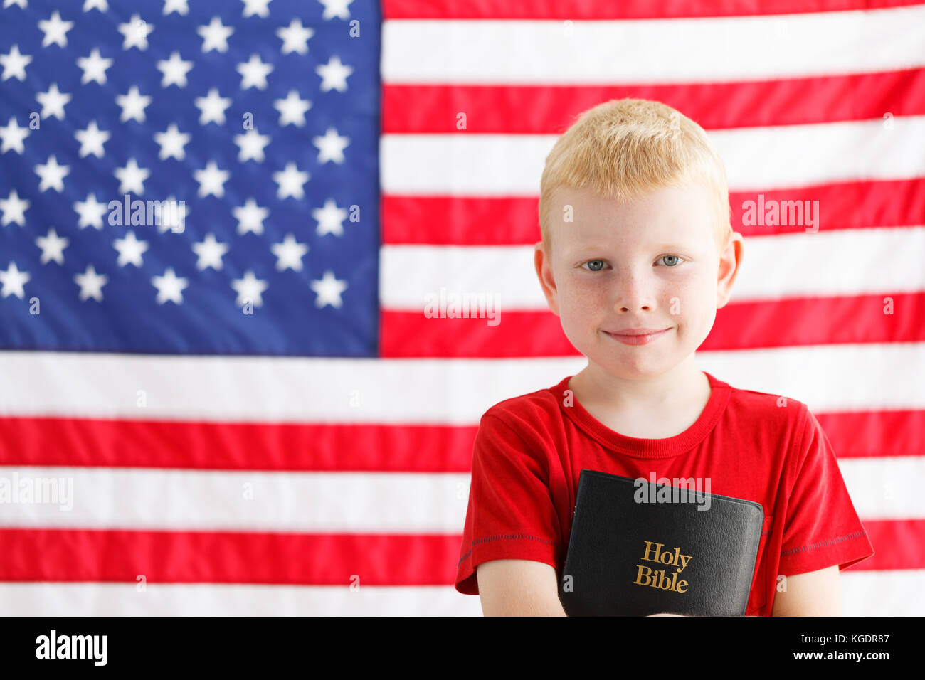 American ragazzino con bandiera americana su uno sfondo Foto Stock