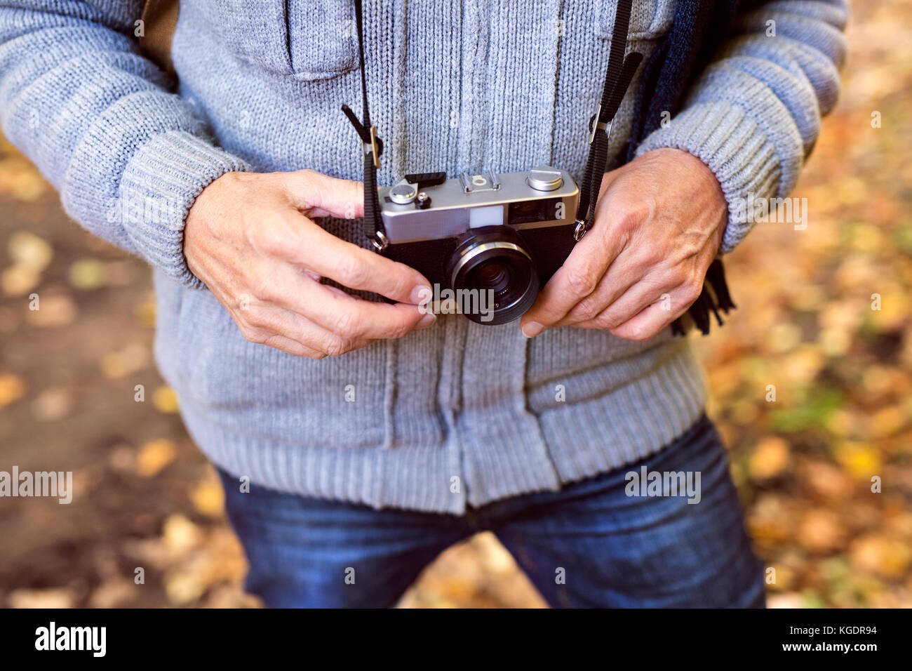 L'uomo anziano in una passeggiata nella foresta di autunno. Foto Stock