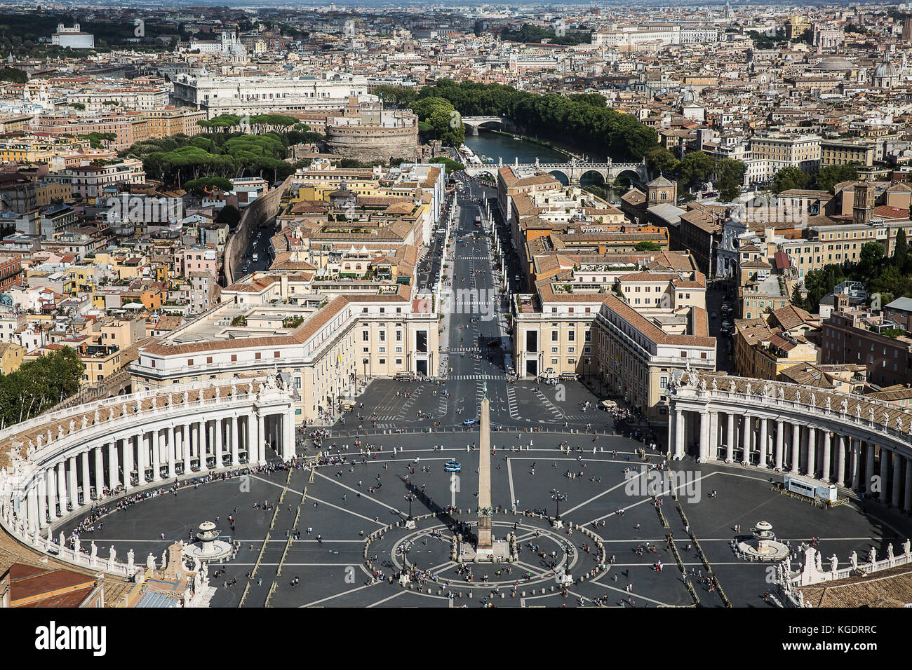 San Pietro, piazza san Pietro in Vaticano . Italia. vista dalla basilica di san pietro dome . Foto Stock