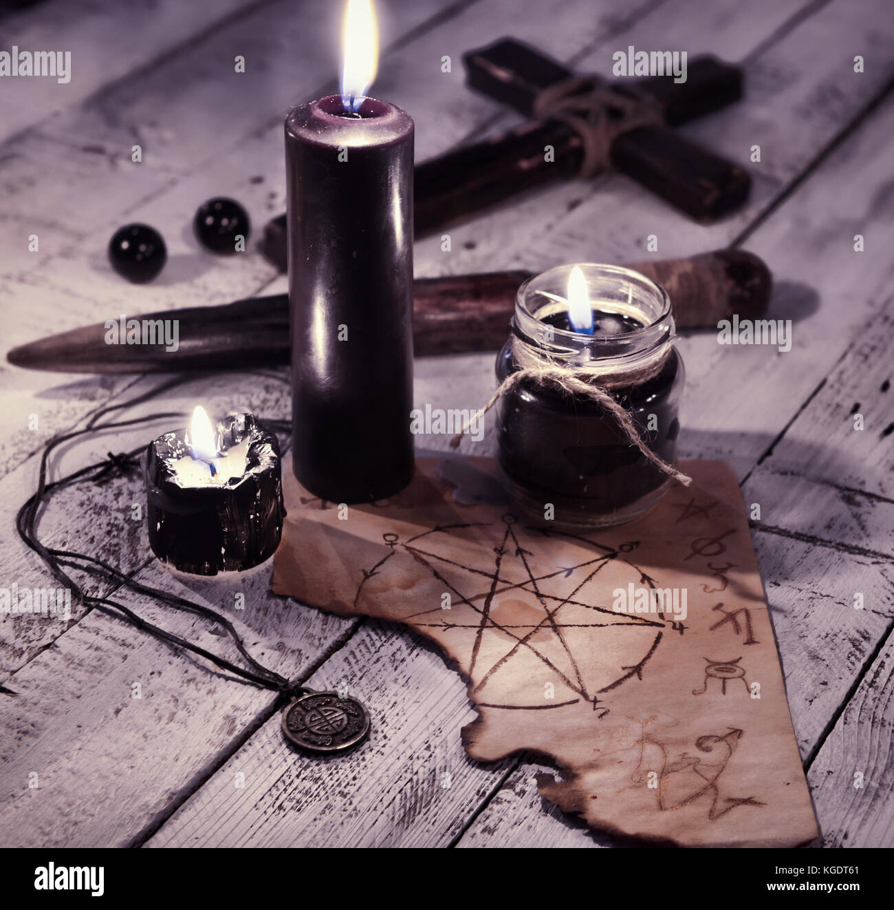 Ancora vita con tre candele nere, carta vecchia con pentagramma e croce.  Concetto killer vampiro Foto stock - Alamy