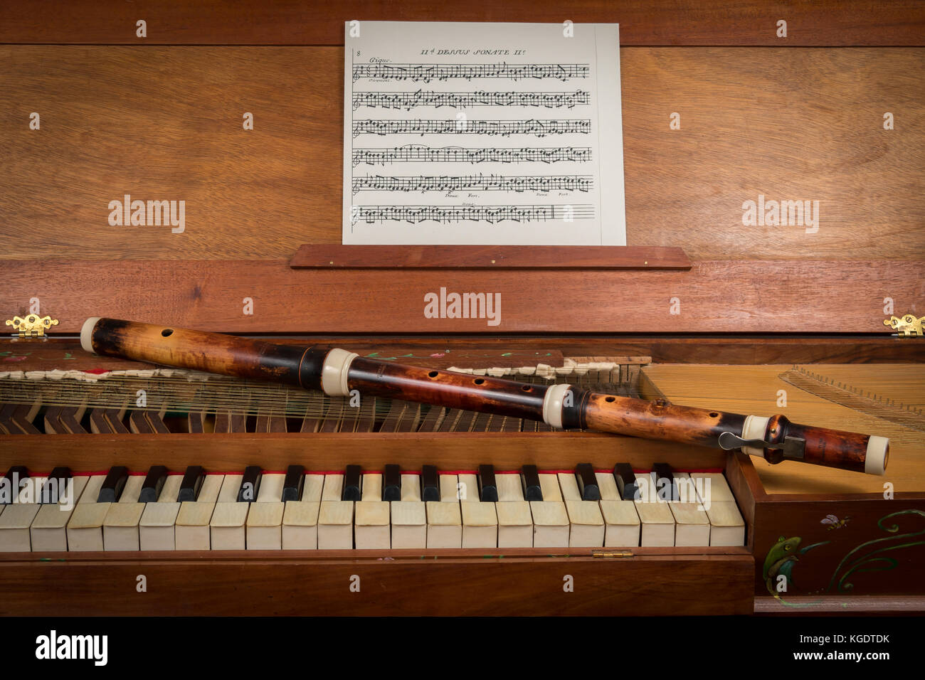 Primo piano di un vecchio clavicordo barocco di legno e flauto traversa Foto Stock