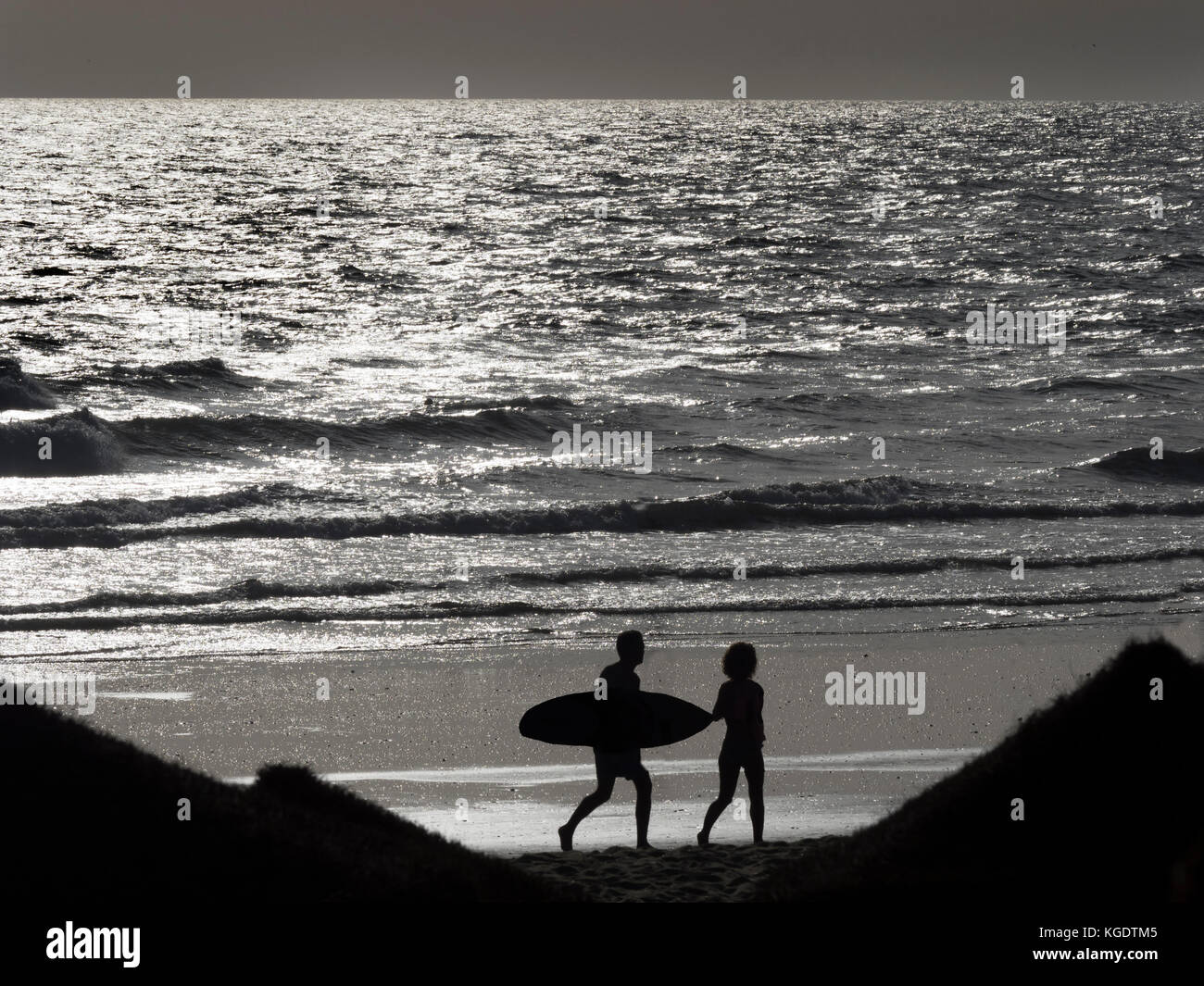 Surfers on Punta Umbria spiaggia provincia Huelva, Regione Andalusia, Spagna, Europa Foto Stock