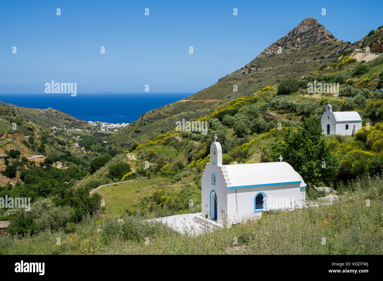 Due piccole cappelle e il paesaggio della costa a nord di Naxos, Cicladi Grecia, Mare Mediterraneo, Europa Foto Stock