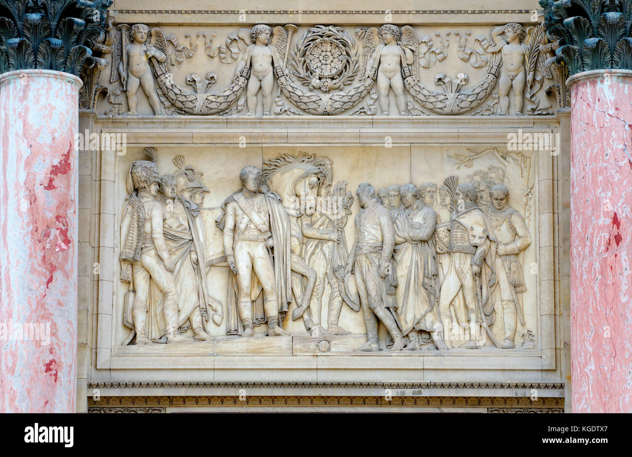 Parigi, Francia. Arc de Triomphe du Carrousel (1808 - Place du Carrousel) bassorilievo in marmo rosa: La resa di Ulm (di Pierre Cartellier) Foto Stock