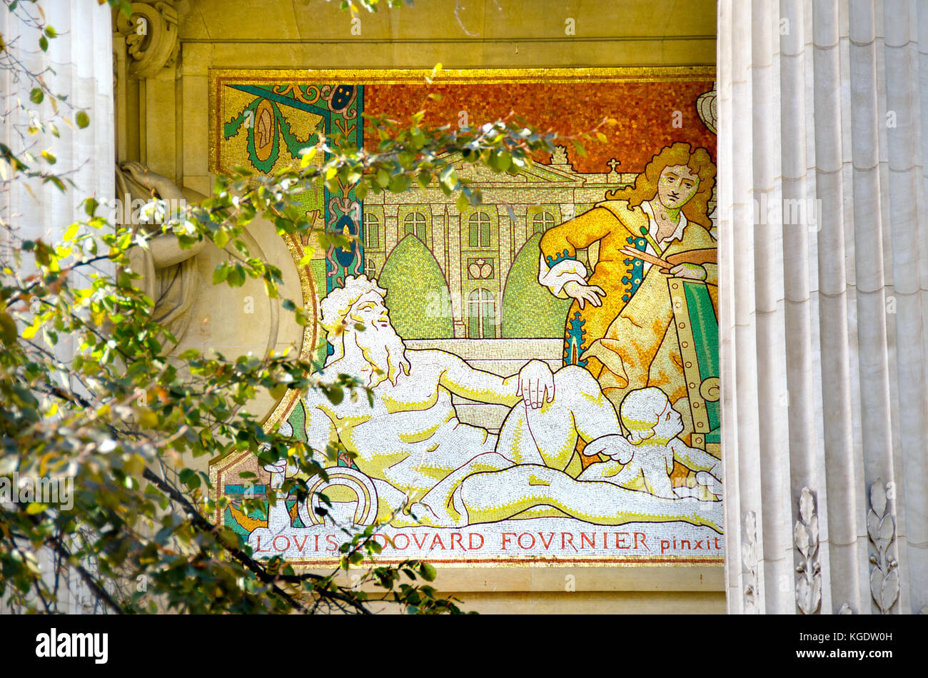Parigi, Francia. Il Grand Palais (..des Champs-Élysées): fregio a mosaico sulla facciata (basato su disegni di Louis Édouard Fournier) Storia dell arte Foto Stock