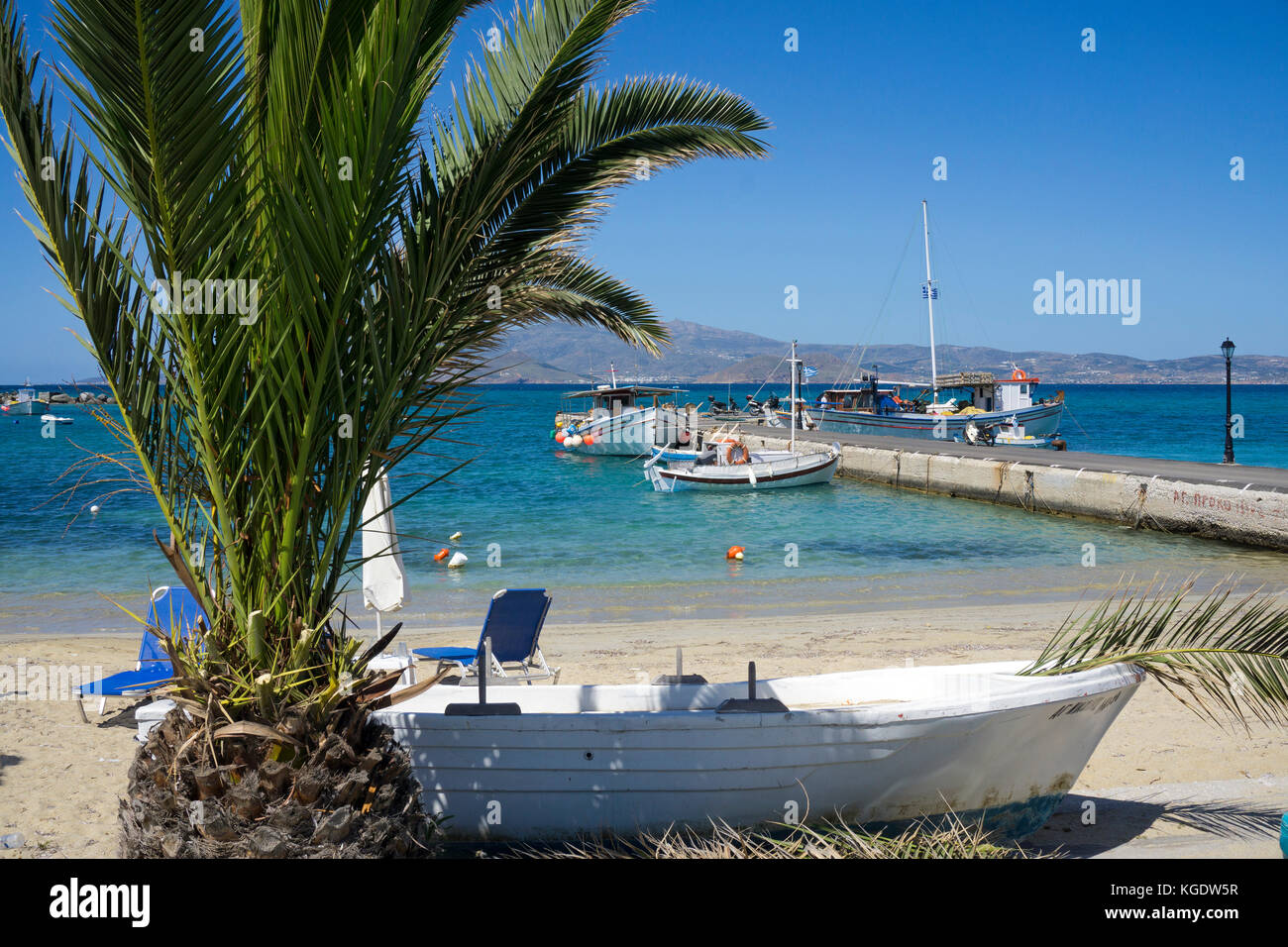 Barche da pesca presso la baia di Agia Anna, lato ovest di Naxos, Cicladi Grecia, Mare Mediterraneo, Europa Foto Stock