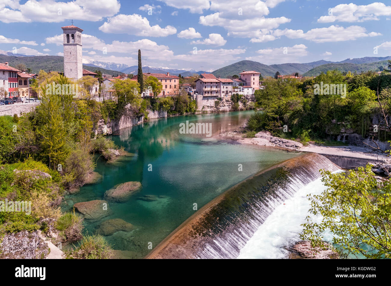 Splendido panorama di Cividale del Friuli e della cascata sul fiume Natisone, Udine, Friuli Venezia Giulia, Italia Foto Stock