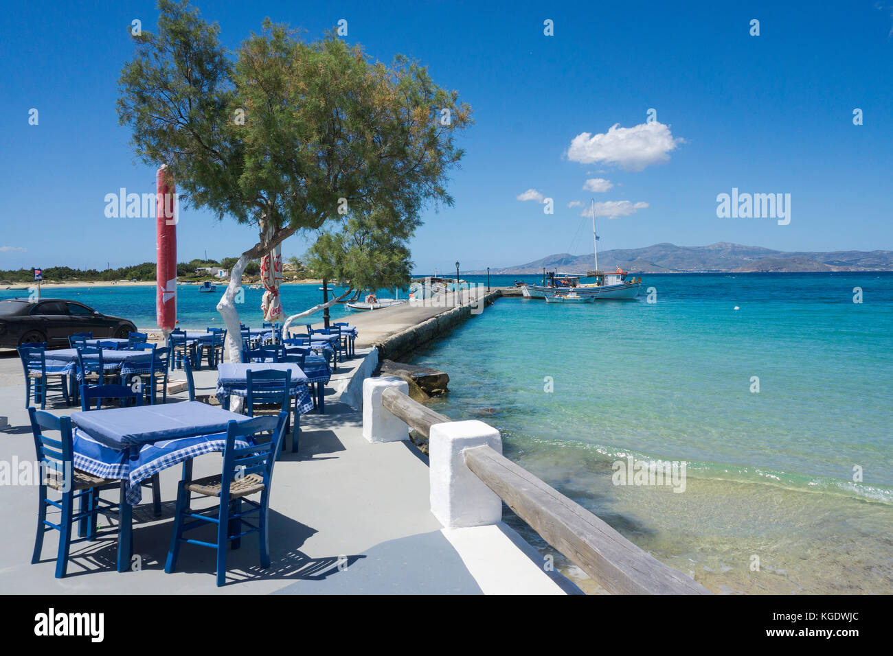 Taverne Am Pier in der Bucht von Agia Anna, Westseite von Naxos, Kykladen, Aegaeis, Griechenland, Mittelmeer, Europa | Taverna presso il molo, baia di Agia Foto Stock