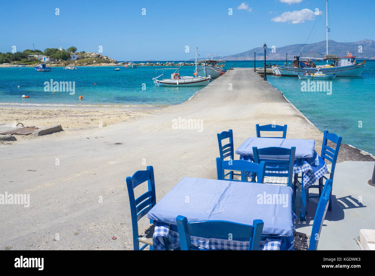 Osteria al molo, baia di Agia Anna, Westside di isola di Naxos, Cicladi, Egeo, Grecia Foto Stock