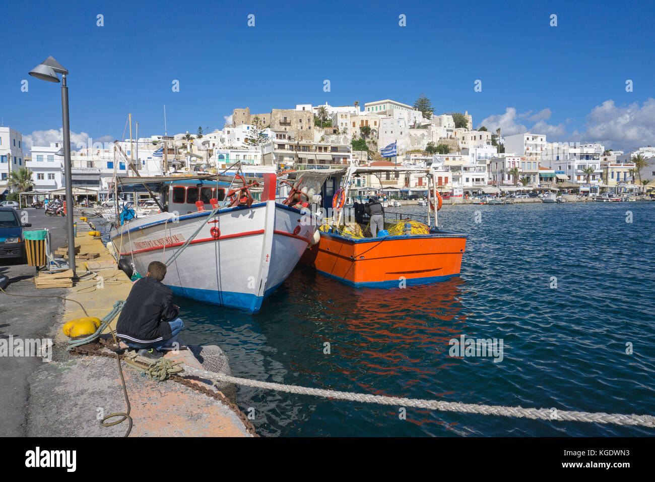 Barche da pesca al porto di Naxos-città, isola di Naxos, Cicladi, Egeo, Grecia Foto Stock