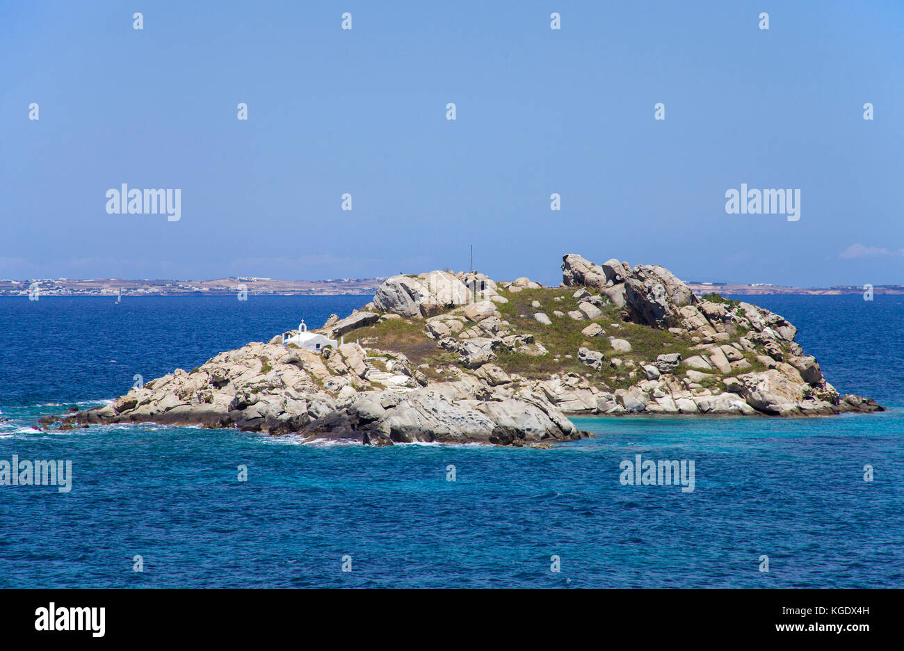 La piccola cappella su una piccola isola rocciosa a Mikri Vigla, dise Ovest dell isola di Naxos, Cicladi, Egeo, Grecia Foto Stock