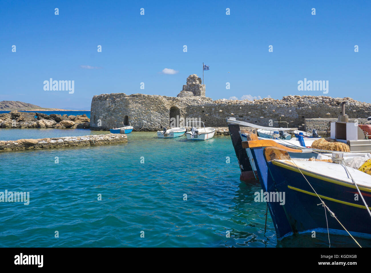 Veneto Fort e imbarcazioni al porto di Naoussa, isola di Paros, Cicladi, Egeo, Grecia Foto Stock