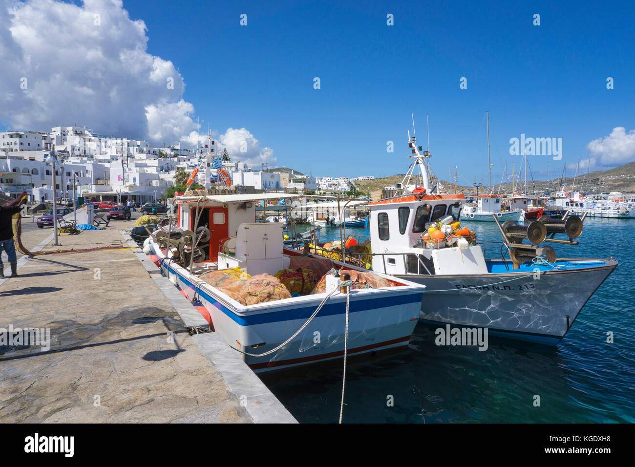 Barche da pesca al porto di pescatori di Naoussa, isola di Paros, Cicladi, Egeo, Grecia Foto Stock