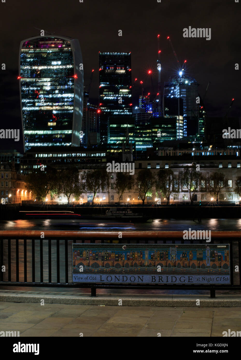 Londra cityscape walkie-talkie di notte Foto Stock