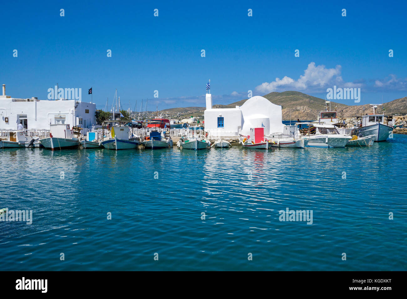 Barche da pesca in una piccola cappella ortodossa, porto di Naoussa, isola di Paros, Cicladi, Egeo, Grecia Foto Stock