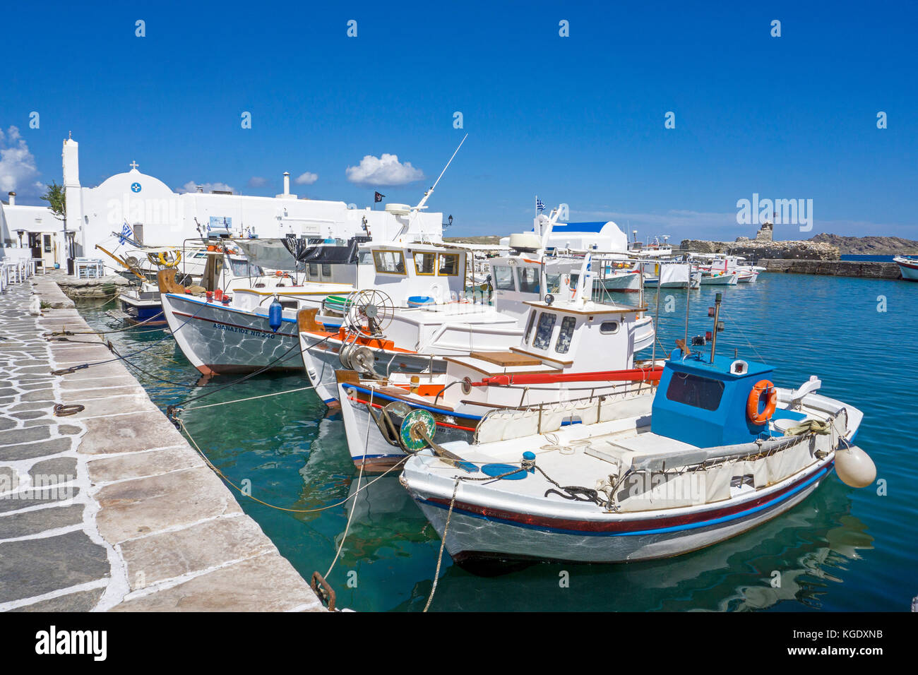 Barche da pesca al porto di pescatori di Naoussa, isola di Paros, Cicladi, Egeo, Grecia Foto Stock