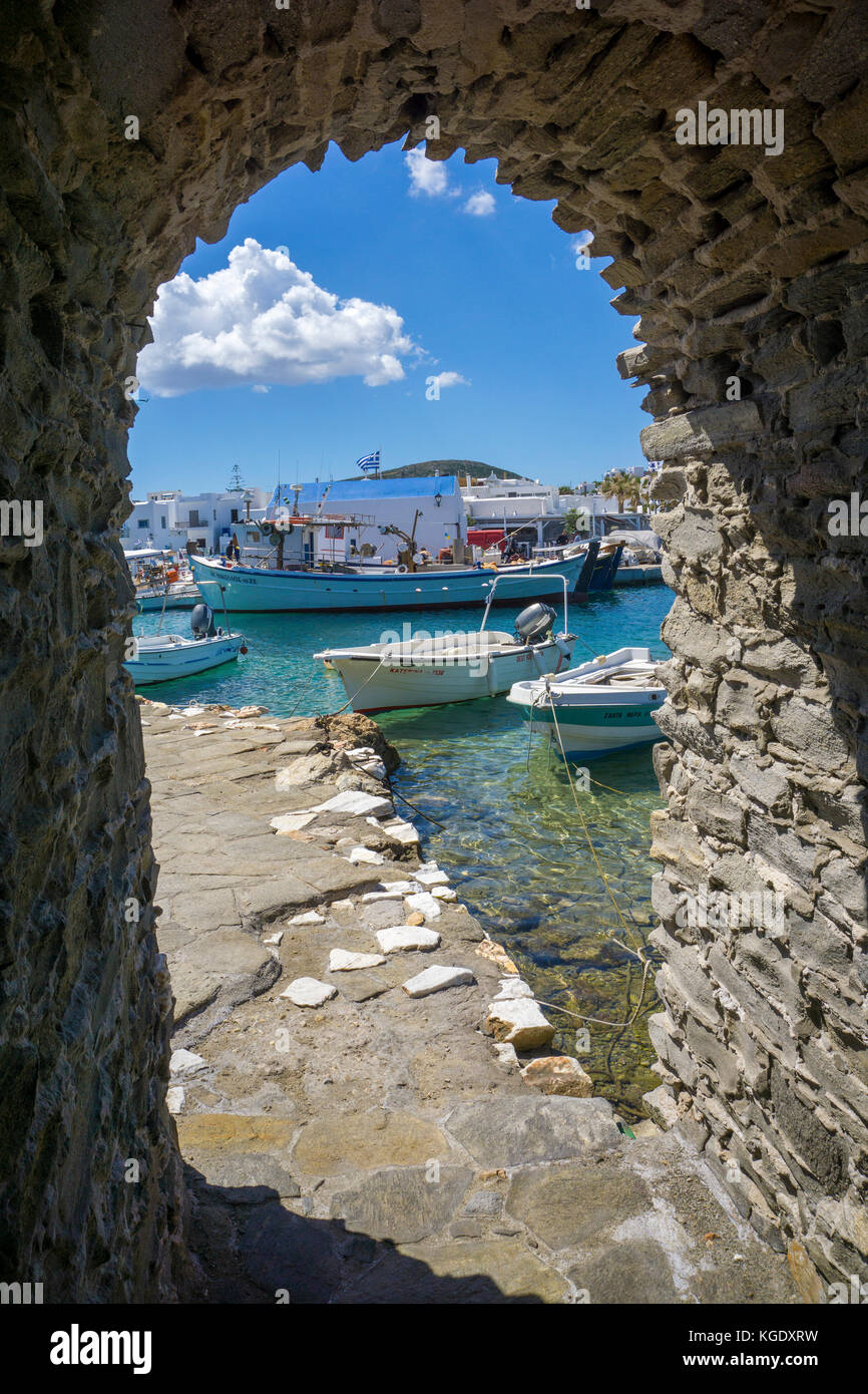 Vista dall'ingresso della fortezza veneziana sul porto di Naoussa, isola di Paros, Cicladi, Egeo, Grecia Foto Stock