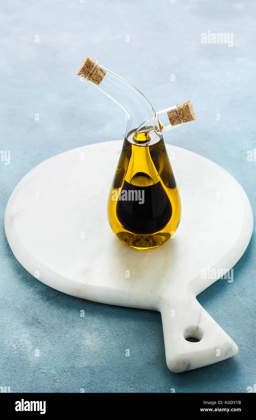 Ampolla con olio di oliva e aceto balsamico su una scheda blu Foto stock -  Alamy