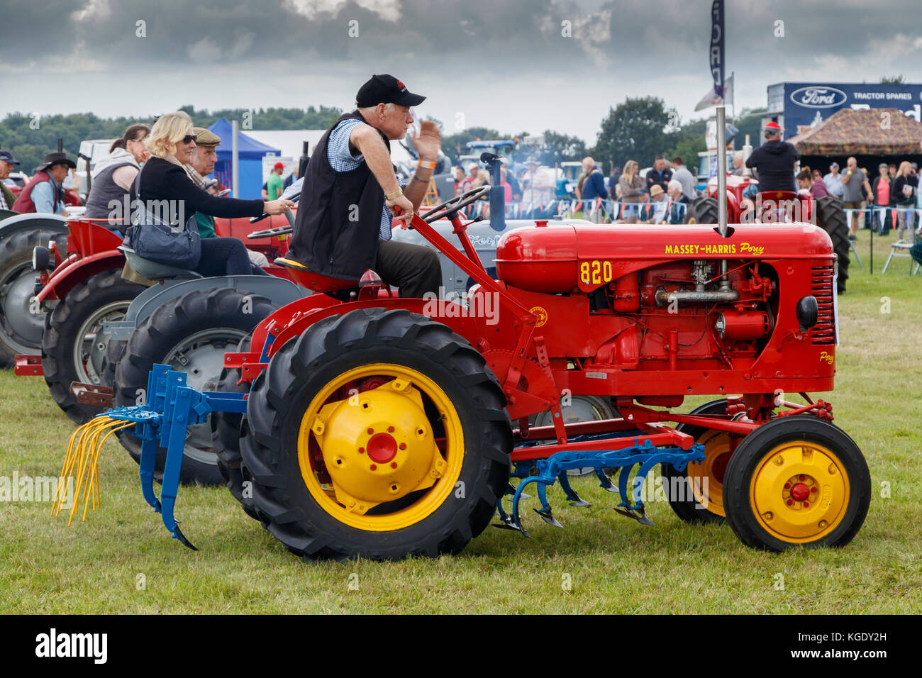 Una collezione di trattori Massey-Harris e Massey-Harris Pony degli anni '1940 e '50 al Norfolk Starting Handle Club Show del 2017, Regno Unito. Foto Stock