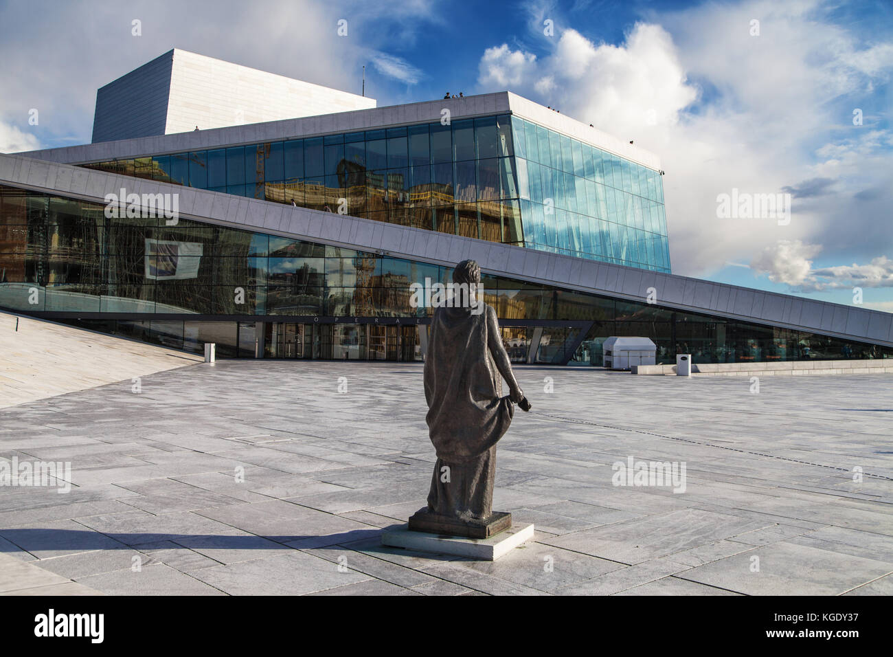 Edificio nazionale norvegese opera e balletto in Oslo, Norvegia, con il monumento a la cantante lirica kirsten flagstad in primo piano. Foto Stock