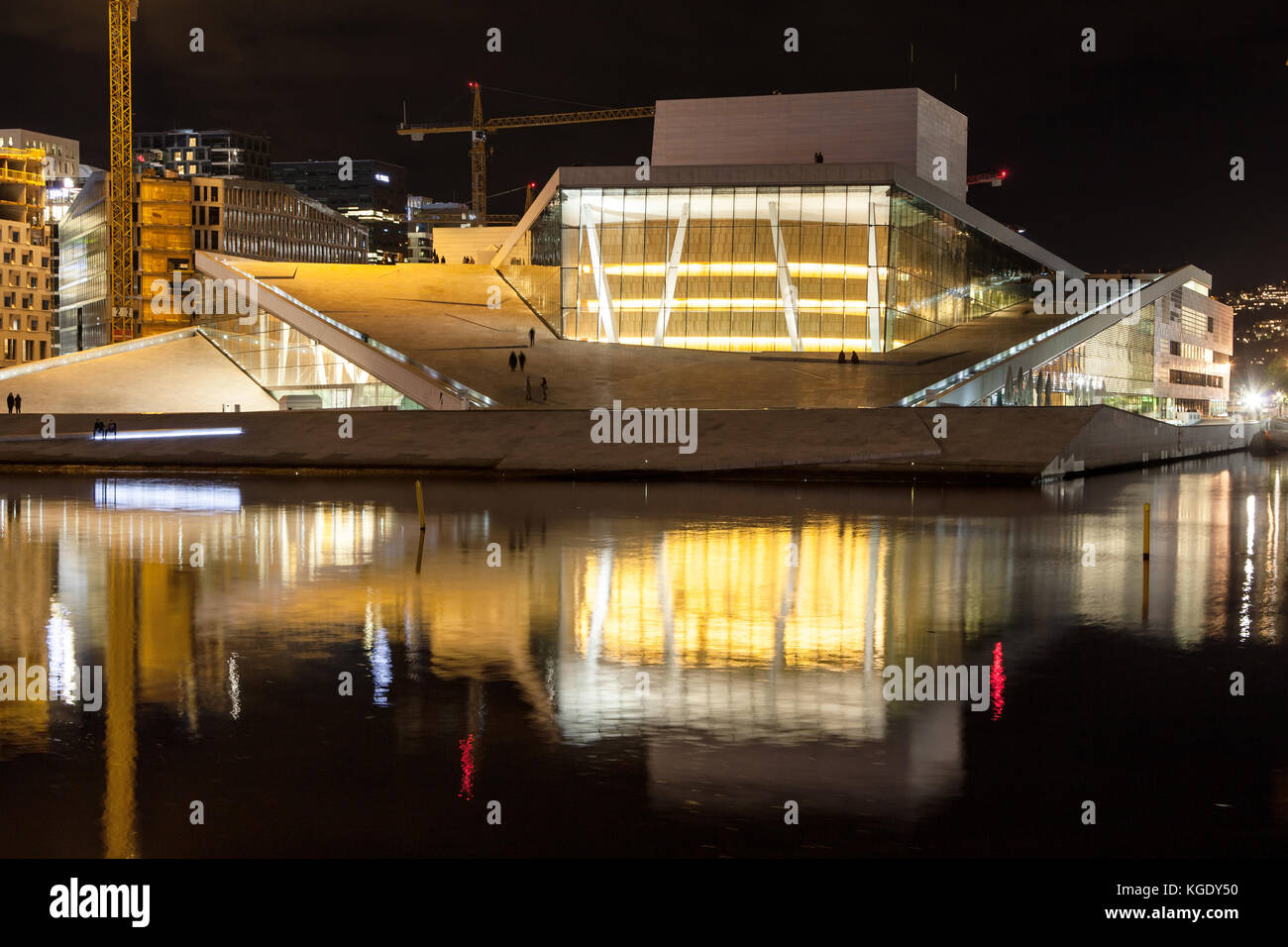 Opera House di Oslo, Norvegia, di notte. Foto Stock