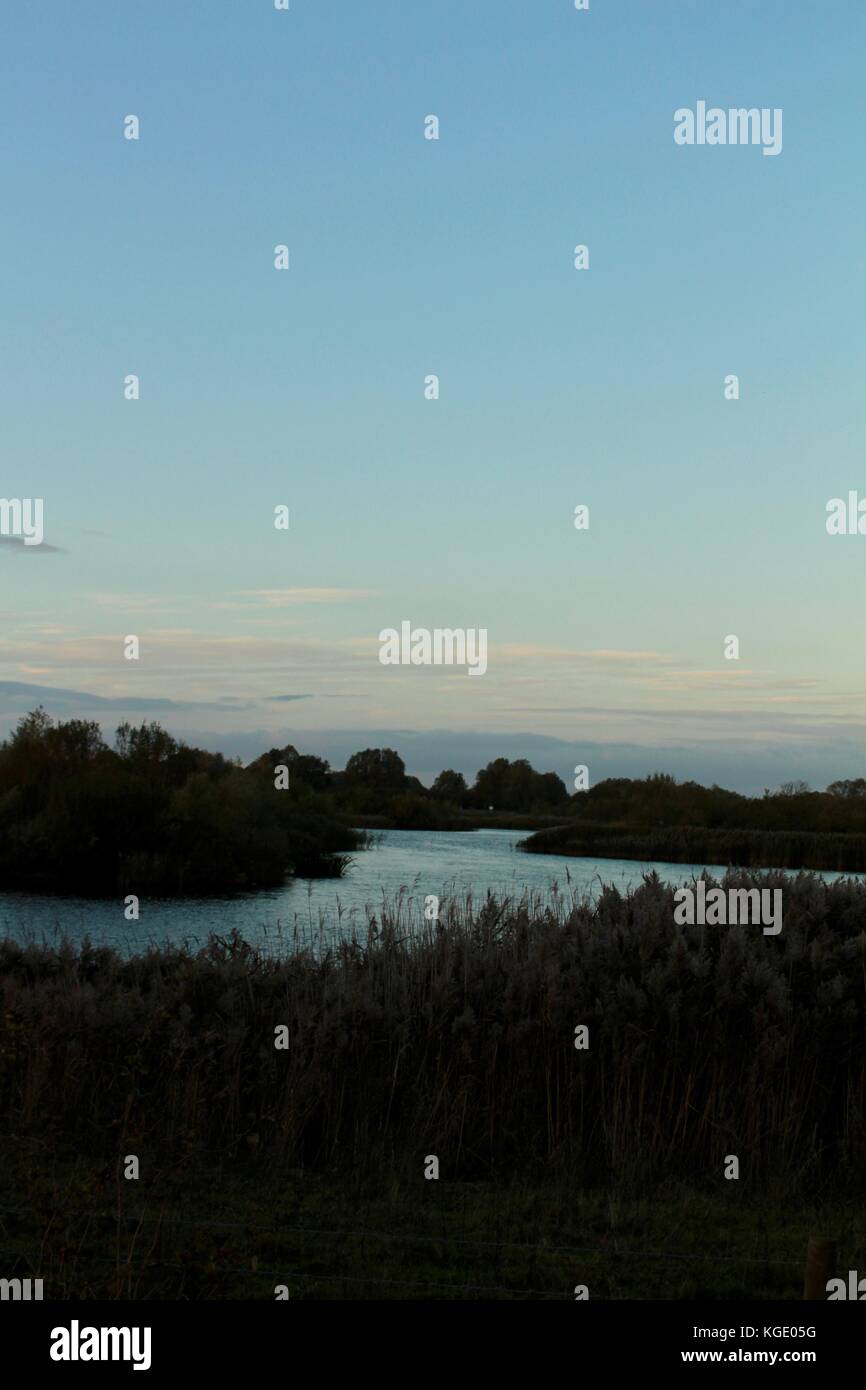 Crepuscolo sopra fen drayton laghi riserva naturale, wetland tramonto Foto Stock